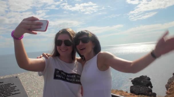 Два молодих друзів дівчину беручи Selfie на море — стокове відео