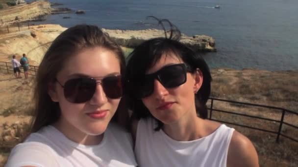 两个年轻女孩的朋友考虑自拍照在海上 — 图库视频影像