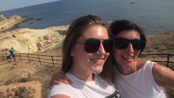 Due giovani ragazza amici prendendo selfie su mare — Video Stock