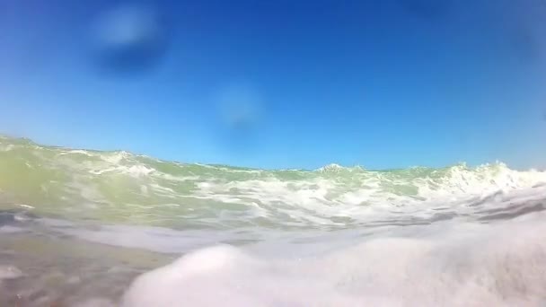 Ondas do mar com céu azul e nuvens . — Vídeo de Stock