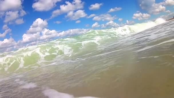 Ondas marinas con cielo azul y nubes . — Vídeo de stock