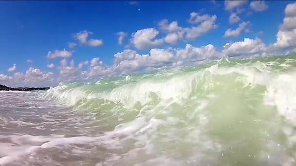 Golven van de zee met blauwe lucht en de wolken. — Stockvideo