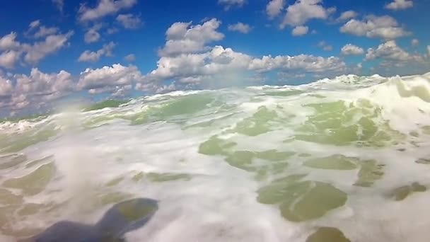 Морські хвилі з блакитним небом і хмарами . — стокове відео