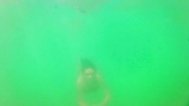 su altında bize Yüzme genç genç kız