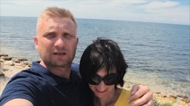 Çekici mutlu çift alarak Selfie Antik şehir ve deniz plaj arka plan kalıntıları üzerine