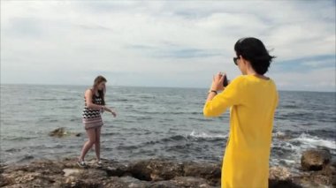 Mutlu alarak anne kızını ile smartphone üzerinde görmek fotoğraf arka plan