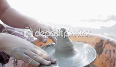 Potter mesleğini öğretir çocuklar için. Çanak çömlek sınıf atölye. Potters tekerlek üzerinde şekillendirme ve ateş kil