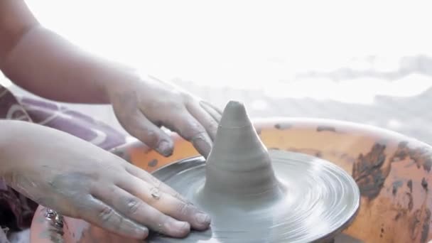 Potter leert zijn ambacht aan de kinderen. Pottenbakkerij klasse. Clay vormgeving op potters wiel en stoken — Stockvideo