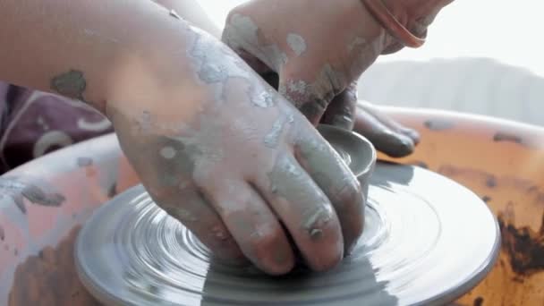 Potter enseña su oficio a los niños. Taller de clase de cerámica. Forma de arcilla en la rueda de alfarero y cocción — Vídeos de Stock