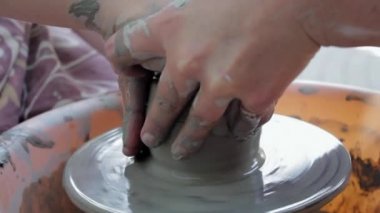 Potter mesleğini öğretir çocuklar için. Çanak çömlek sınıf atölye. Potters tekerlek üzerinde şekillendirme ve ateş kil