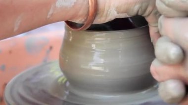 Potter mesleğini öğretir çocuklar için. Çanak çömlek sınıf atölye. Potters tekerlek üzerinde şekillendirme ve ateş kil