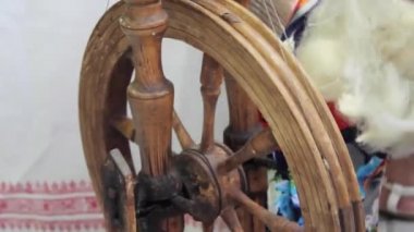 Bir eski zaman çıkrık ile iplik iplik