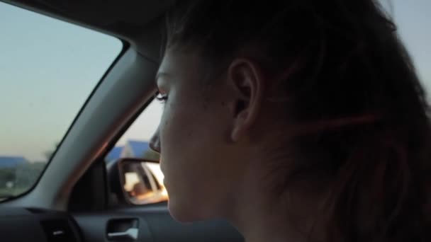 Vento soprando através de meninas silhueta e cabelo em um carro . — Vídeo de Stock