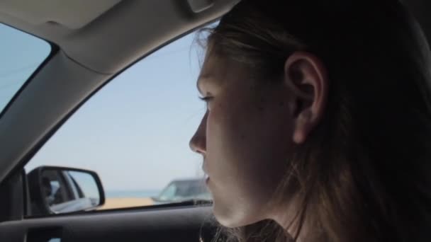 Vent soufflant à travers les filles silhouette et les cheveux dans une voiture . — Video