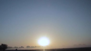 Duman ve gündoğumu yolda.