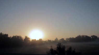 Duman ve gündoğumu yolda.