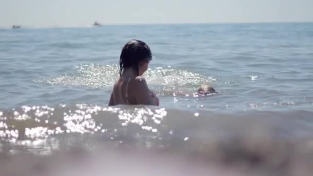 Junge Mutter und kleiner Sohn schwimmen im Meer — Stockvideo