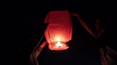 Arkadaş grubu olan Sky Lantern başlatılması