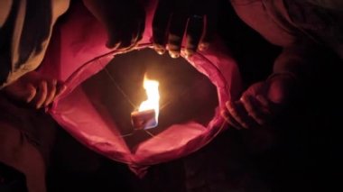 Arkadaş grubu olan Sky Lantern başlatılması