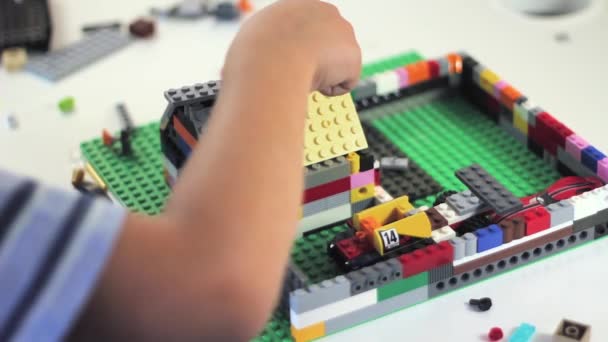 Childs handen spelen met een constructiespeelgoed instellen — Stockvideo