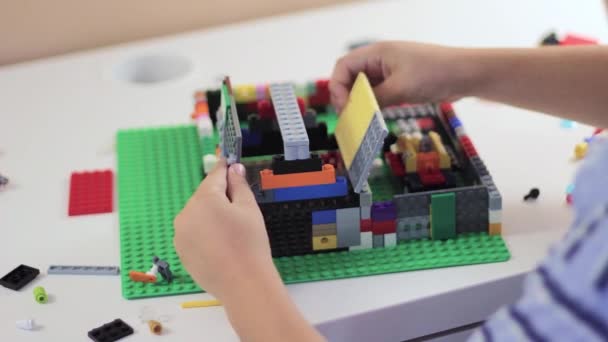 Enfants mains jouant avec un ensemble de jouets de construction 