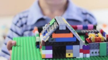 Oğlum gösterir oyuncak evi Dizayn