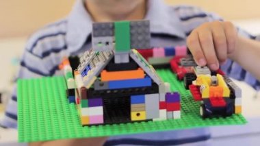 Oğlum gösterir oyuncak evi Dizayn