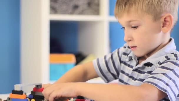 Bir inşaat oyuncakla oynayan çocuk ayarla — Stok video