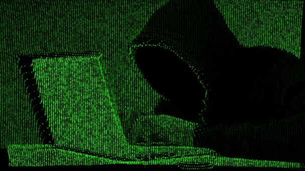 Anonimowe hacker w czarny kaptur z laptopem — Wideo stockowe