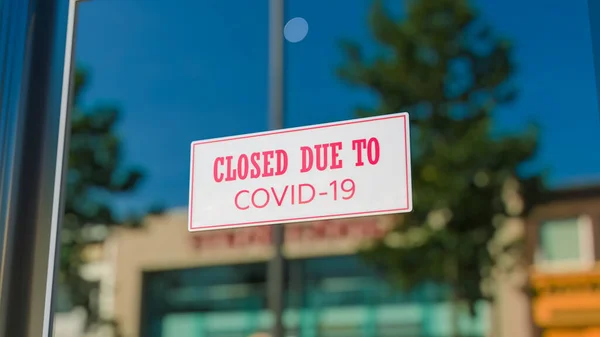 Covid-19 nedeniyle kapalı olan mesajı gösteren bir dükkanın vitrinindeki kapalı levhaya yakın çekim. Cam gündüz şehrini yansıtıyor. 3d oluşturma