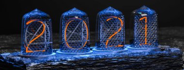 Steampunk Nixie tüp saati. Nixie ampulleri, 2021 basamaklı tüpler. Karanlık bir arka planda klasik Noel çizimi. Üç boyutlu illüstrasyon. 3d hazırlayıcı