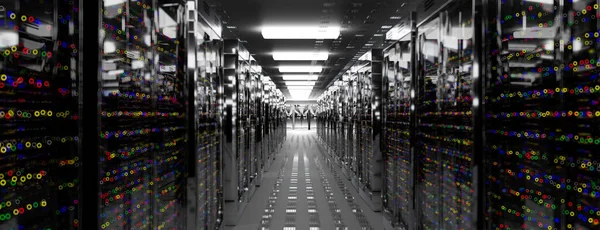 Servidores. Centro de datos de la sala de servidores. Copia de seguridad, alojamiento, mainframe, granja y estante de la computadora con información de almacenamiento. 3d renderizar — Foto de Stock