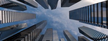 Panoramik ve perspektif manzaralı cam yüksek katlı gökdelen şehrinin çelik açık mavi arka planı. Endüstri teknolojisi konsepti. 3D görüntüleme. 3d illüstrasyon