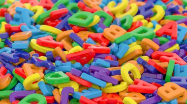 Arkaplanda alfabe harfleri var. Beyaz arka planda plastik alfabe harfleri. Gökkuşağı renkleri. Üç boyutlu illüstrasyon. 3B görüntüleme
