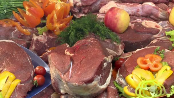 Мясо овощи и травы на столе — стоковое видео
