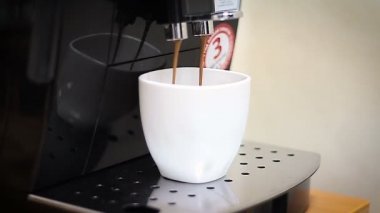 Fincan sıcak kahve kahve makinesi yapar