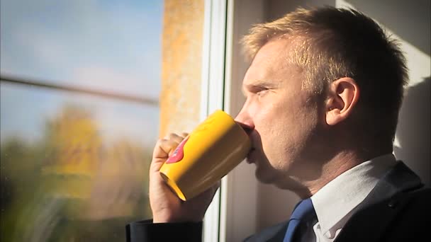 Biznesmen popijając gorący napój parowy — Wideo stockowe