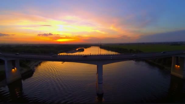 Brücke über den Fluss bei Sonnenuntergang — Stockvideo