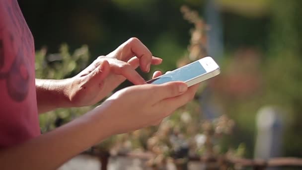 Sms de dactylographie des mains féminines 