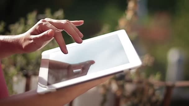 Gros plan des mains femme en utilisant sa tablette 