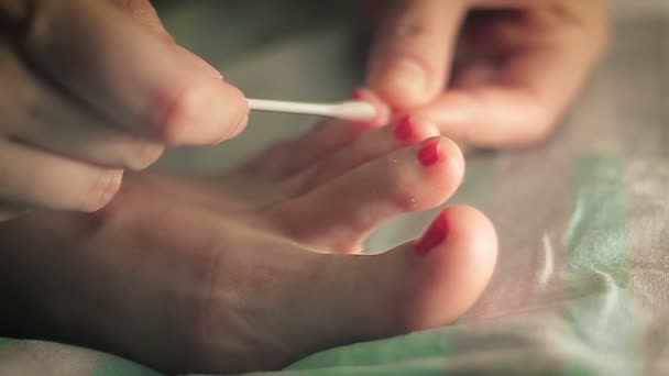 Mujer pinta sus uñas de los pies laca roja — Vídeos de Stock