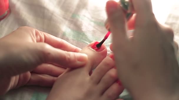 Peindre les ongles des orteils 