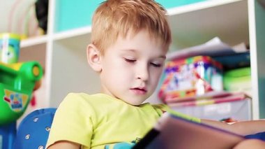 küçük çocuk tablet üzerinde oynama