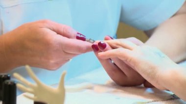 Tırnak salonu. Cuticles bakım kütikül itici ile
