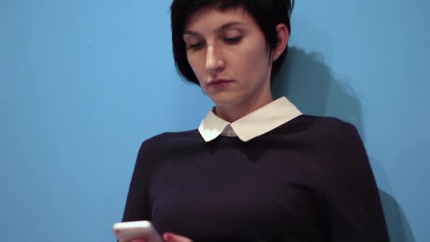 Belle jolie femme envoyant des sms — Video