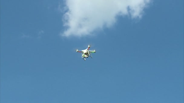 Dron volando en el cielo — Vídeo de stock