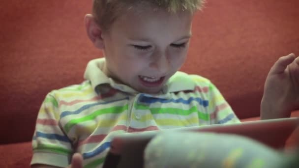 Kleiner Junge spielt auf dem Tablet8 — Stockvideo