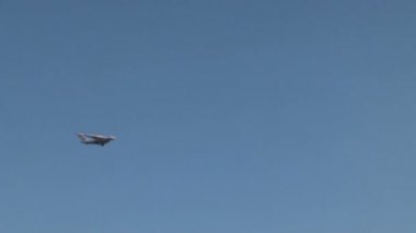 Çevre yolu üzerinde uçak uçar