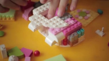 Lego inşaat 6 hareketli çocuk kontrolden yakın çekim