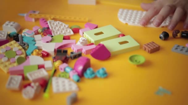 Lego inşaat 1 hareketli çocuk kontrolden yakın çekim — Stok video